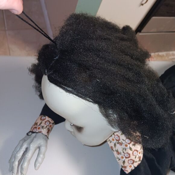 Creepy Dawn the Animated Crawling Zombie Girl Indoor or Covered Outdoor Appx 26" - Picture 9 of 13